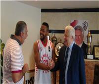 مرتضى منصور يلتقي بلاعب السلة الأمريكي تيريل ستوجلين