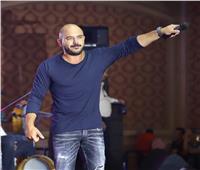 محمود العسيلي يحتفل مع خريجي «آداب الإسكندرية»