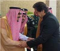 خادم الحرمين يبحث مع رئيس وزراء باكستان تعزيز علاقات البلدين 