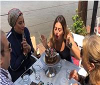 فيديو| أصدقاء منة فضالي يحتفلون بعيد ميلادها