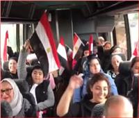 فيديو| الجالية المصرية تترقب وصول السيسي بمطار نيويورك
