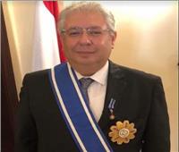 «البشير» يمنح سفير مصر بالخرطوم وسام النيلين من الطبقة الأولى