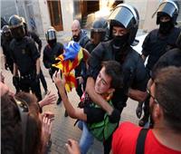 الشرطة تشتبك مع انفصاليين كتالونيين قبيل ذكرى استفتاء الاستقلال
