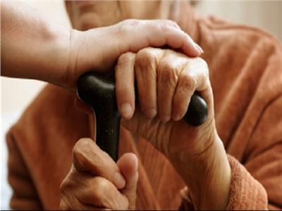 بنك ناصر يقدم شهادة «رد الجميل» للمسنين