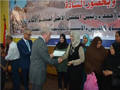 محافظ جنوب سيناء يوزع «شهادة أمان» على عدد من المواطنين