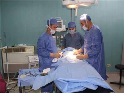 صور| قافلة الأزهر تفحص 2250 مريضا وتجري 69 عملية جراحية بالواحات