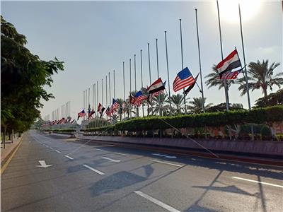رفع الأعلام «المصرية – الأمريكية» بالمطار استعدادا لوصول «ميلانيا ترامب»