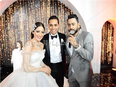 صور| حماقي وتامر حسني يشعلان زفاف «جلال ويارا»