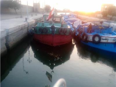 صور.. هويس «فم النوبارية» يشهد مرور7 سفن غلال وسكر