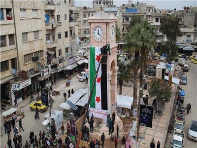 مصدران: جماعات المعارضة بدأت سحب الأسلحة الثقيلة من إدلب