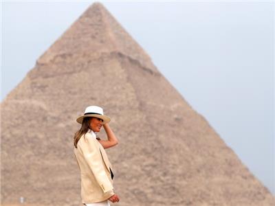 بالصور| ميلانيا ترامب في حضرة الأهرامات و«أبو الهول»