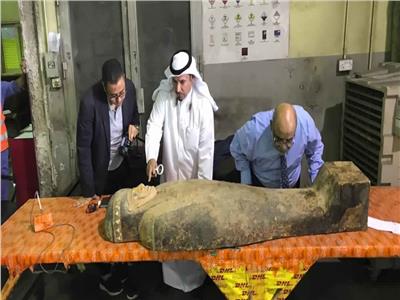 السفارة المصرية تتسلم «غطاء التابوت الأثري» المهرب إلى الكويت