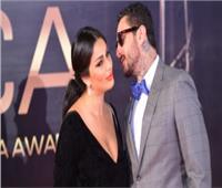 صور| للمرة الثانية.. أحمد الفيشاوي يقبل زوجته بحفل جوائز «ACA»