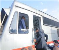 صور| وزير النقل يستقل قطارًا من بنها لـ«الإسكندرية» للاطمئنان على مستوى الخدمة