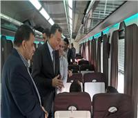 صور| وزير النقل يستمع إلى مقترحات ركاب القطارات لتحسين الخدمة