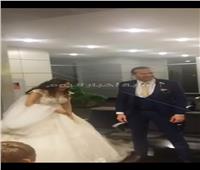 صور| مطار القاهرة يحتفل بعروسين ويهديهما كعكة الزفاف