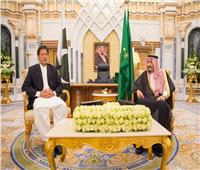 العاهل السعودي يستقبل رئيس وزراء باكستان 