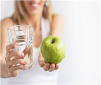 6 فوائد لتناول التفاح وشرب الماء على الريق