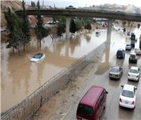 فرق الإنقاذ تبحث عن ناجين بعد مقتل 18 في سيول بالأردن