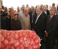 محافظ القاهرة يجتمع بتجار سوق العبور لمكافحة غلاء أسعار الخضر والفاكهة 