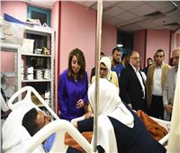 صور| وزيرتا التضامن والصحة تطمئنان على مصابي «حادث المنيا»