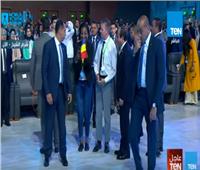 بالفيديو| الرئيس السيسي يلتقط «سيلفي» مع المشاركين بمنتدى شباب العالم
