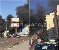 فيديو .. محاولات للسيطرة علي حريق بشاطئ 26 يوليو بالإسكندرية