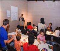 تعليم مهارات الرسم للأطفال في معرض الشارقة الدولي للكتاب