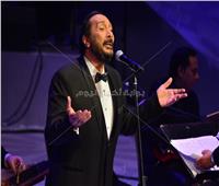 صور| علي الحجار يختتم حفل الموسيقى العربية بأغنية «بوابة الحلواني»