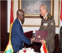 وزير الدفاع يلتقي وزير الدولة لشئون الرئاسة ووزير الدفاع الوطني لجمهورية غينيا