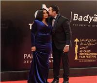 أحمد الفيشاوى يقبل زوجته في مهرجان القاهرة السينمائي