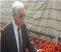 خالد فوده يفتتح منفذ لبيع الخضروات والفاكهة بأسعار مخفضة