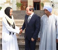 صور| الرئيس السيسي لـ«سائقة التروسيكل» بالأقصر: أنتي نموذج مُشرف لشباب مصر وقدوة للجميع