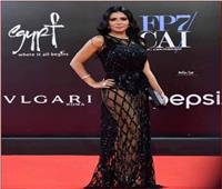 فيديو| مظهر شاهين يفتح النار على فستان رانيا يوسف