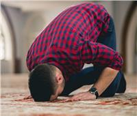 في السجود للصلاة «النزول أولا باليد أم القدم»؟.. «البحوث الإسلامية» تجيب