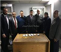 ضبط راكب أخفى مشغولات ذهبية و210 آلاف ريال في ملابسه بمطار القاهرة