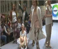  فيديو| عرض أزياء «بيجامات» لموديل فوق الـ 60