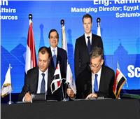 «الملا» يشهد توقيع 3 اتفاقيات بترولية مع شركة «شلمبرجير» العالمية
