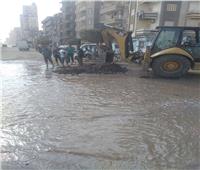 انفجار ماسورة مياه بشارع نادي الشرطة بالمحلة
