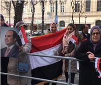 بالأعلام وصور الرئيس| الجالية المصرية تحتشد أمام مقر إقامة السيسي بفيينا 