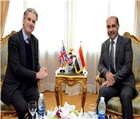 وزير الطيران المدني يلتقي سفير بريطانيا بالقاهرة