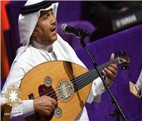 محمد عبده يُعيد الزمن الجميل في حفل الكويت بـ20 أغنية