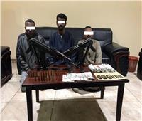 ضبط 3 متهمين بحوزتهم سلاح ومخدرات في أسوان