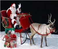 فيديو| بابا نويل يوزع الهدايا علي ركاب قطار عيد الميلاد بكولومبيا
