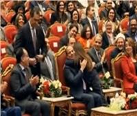 فيديو| طفلة تخترق الحضور لتحتضن الرئيس السيسي