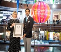 «دبي مول» يدخل موسوعة جينيس بأكبر كرة زينة في العالم