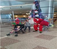 صور| «بابا نويل» يوزع هدايا  عيد الميلاد المجيد بمطار الغردقة الدولي