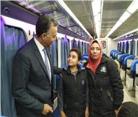 صور| وزير النقل يستقل قطار طنطا لمتابعة حالة السكة وتطوير الإشارات
