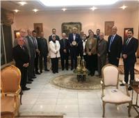 رئيس جامعة عين شمس يكرم السفير المصري بسلطنة عمان