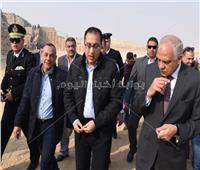 صور..رئيس الوزراء يتفقد مشروعات الترميم بمنطقة آثار سقارة